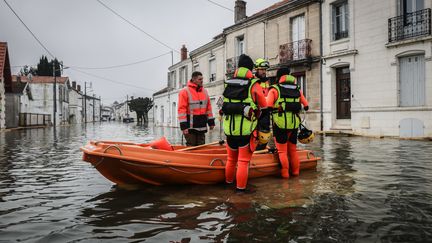 Des centaines de pompiers ont été mobilisés lors des inondations à Saintes, en Charente-Maritime, ce dimanche 17 décembre (THIBAUD MORITZ / AFP)