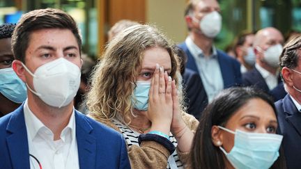 Les supporters du parti conservateur CDU réagissent après le mauvais score de leur parti aux élections fédérales du 26 septembre, au siège du parti à Berlin. (MICHAEL KAPPELER / DPA)