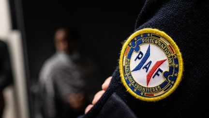 Illustration d'un&nbsp;agent de la police aux frontières (PAF), au centre de détention administrative de Haute-Garonne. (ART CORE BEN / HANS LUCAS / HANS LUCAS VIA AFP)