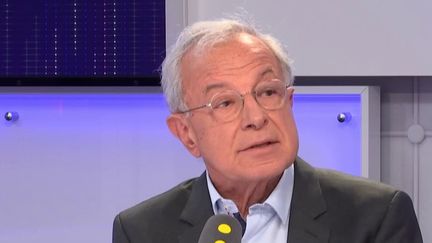 L'eurodéputé PPE Alain Lamassoure dans le studio de franceinfo jeudi 10 mai 2018. (FRANCEINFO)