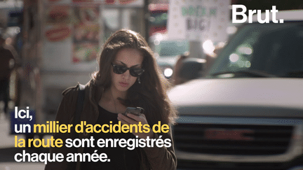 Afin de lutter contre les accidents de la route liés au manque d’attention des passants obnubilés par leur smartphone, la Sardaigne a pris la décision de les sanctionner. Une première en Europe.