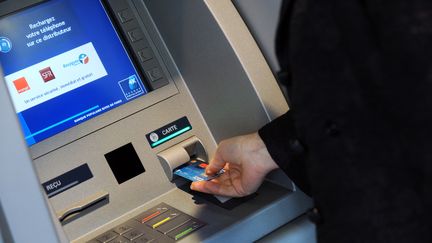 Un distributeur de billets de la Banque Populaire, le 29 octobre 2008 &agrave; Paris. (BERTRAND GUAY / AFP)