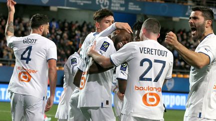 Les Marseillais félicitent Chancel Mbemba lors du match de Ligue 1 face à Troyes, le 11 janvier 2023. (FRANCOIS NASCIMBENI / AFP)