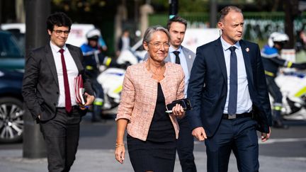 La Première ministre Elisabeth Borne avec le secrétaire général à la planification écologique, Antoine Pellion (à gauche), lors du conseil de lancement de la démarche, le 21 octobre 2022. (XOSE BOUZAS / HANS LUCAS / AFP)