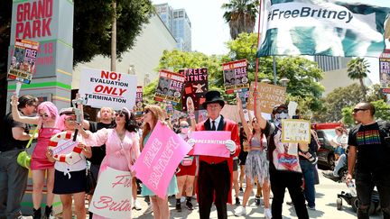 Des fans de Britney Spears et manifestants du mouvement #FreeBritney, devant le tribunal Stanley Mosk de Los Angeles, le mercredi 14 juillet. Le groupe demande la fin de la tutelle de la star après 13 ans (EMMA MCINTYRE / GETTY IMAGES NORTH AMERICA)