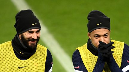 Karim Benzema et Kylian Mbappé à l'entraînement au Parc des Princes, le 12 novembre (FRANCK FIFE / AFP)