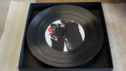 Le vinyle de "Sticky fingers" reproduit sur une assiette en porcelaine&nbsp; (France 3 Limousin)