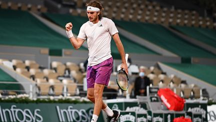 Stefanos Tsitsipas lors de sa rencontre face à John Isner au deuxième tour de Roland-Garros.&nbsp; (CHRISTOPHE ARCHAMBAULT / AFP)