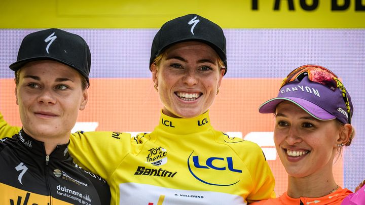 Le podium du Tour de France femmes 2023, de gauche à droite : la 2e Lotte Kopecky (SD-Worx), la vainqueure Demi Vollering (SD-Worx) et la 3e Katarzyna Niewiadoma (Canyon SRAM), le 30 juillet. (JEFF PACHOUD / AFP)