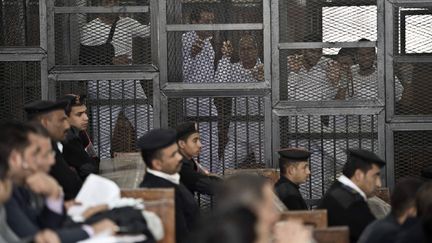 Le journaliste australien Peter Greste (C) et et ses confr&egrave;res &eacute;gypto-canadien d'Al-Jazira&nbsp;comparaissent au tribunal du Caire&nbsp;(Egypte) accus&eacute;s de soutien aux Fr&egrave;res musulmans, le 5 mars 2014. (KHALED DESOUKI / AFP)