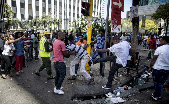 Un chauffeur de taxi agressé à Johannesburg durant les violences xénophobes, le 15 avril 2015. (Photo AFP/Marco Longari)