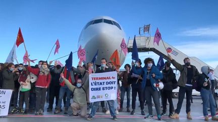 Des militants écologistes sur le tarmac de Roissy-Charles-de-Gaulle, le 3 octobre 2020. (ALTERNATIBA PARIS)