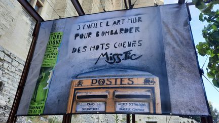 La reproduction du premier pochoir de Miss Tic à Paris, dans les jardins Benoît XII du Palais des papes à Avignon, lors d'une rétrospective consacrée à l'artiste. (ANNE CHEPEAU / FRANCEINFO)