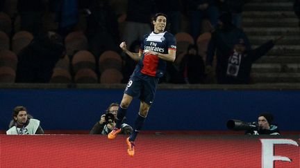 L'attaquant du PSG Edinson Cavani saute de joie apr&egrave;s son but contre Sochaux, le 7 d&eacute;cembre 2013 au Parc des princes.&nbsp; (FRANCK FIFE / AFP)