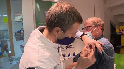 Selon les chiffres de Santé publique France, 5 005 nouveaux de Covid-19 auraient été recensés lors des dernières 24 heures. Même vacciné, il ne faut pas oublier les gestes barrières. (CAPTURE D'ÉCRAN FRANCE 3)