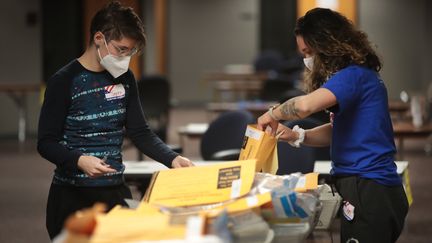 Le dépouillement se poursuit jusque tard dans la nuit à Milwaukee (Wisconsin). Le résultat de cet Etat-clé pourrait déterminer qui de Donald Trump ou Joe Biden remporte l'élection. (SCOTT OLSON / GETTY IMAGES NORTH AMERICA)