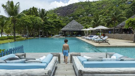 Au bord de la piscine de l'un des grands hôtels de Mahé, l'île principale de l'archipel très touristique des Seychelles (photo prise le 7 mars 2019). (FRANCES VINCENT / HEMIS.FR / HEMIS.FR)