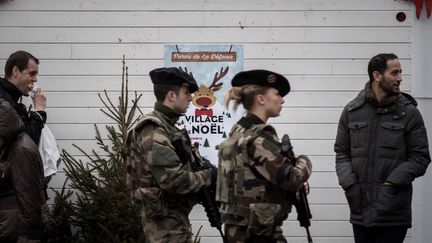 Des soldats français patrouillent à La Défense, mercredi 22 décembre 2016.&nbsp; (PHILIPPE LOPEZ / AFP)