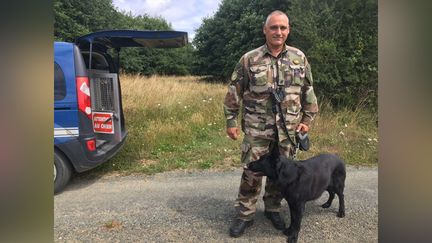 Le gendarme Jean-François Sapt et Gibbs son chien de recherche. (CLAUDIA CALMEL / RADIO FRANCE)