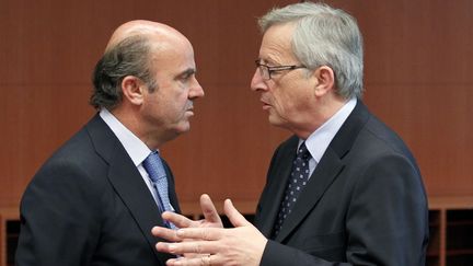 Le pr&eacute;sident de l'eurogroupe Jean-Claude Juncker (&agrave; dr.) et le ministre de l'Economie espagnol,&nbsp;Luis de Guindos, lors d'une r&eacute;union &agrave; Bruxelles, le 14 mai 2012. (FRANCOIS LENOIR / REUTERS)