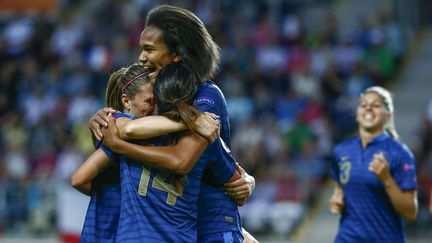 Wendie Renard (2e &agrave; droite) c&eacute;l&egrave;bre le but qu'elle a marqu&eacute; pour l'&eacute;quipe de France face &agrave; l'Angleterre durant l'Euro-2013, &agrave; Link&ouml;ping (Su&egrave;de),&nbsp;le 18 juillet 2013. (STEFAN JERREVANG / AP / SIPA)