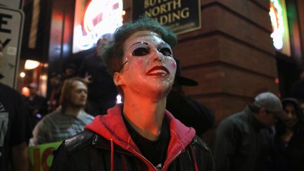 Un manifestants anti-Trump avec un masque de Joker à Minneapolis, aux Etats-Unis, le 10 octobre 2019. (JIM URQUHART / REUTERS)