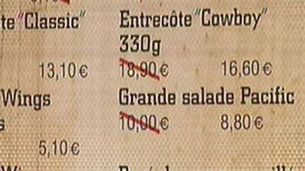 Certains restaurants ont d'ores et déjà répercuté la baisse de la TVA sur leur carte (01/07/2009) (© France 2)