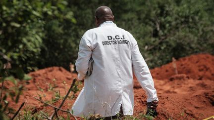 Un enquêteur marche à côté du charnier de Shakahola, près de la ville côtière de Malindi au Kenya, le 25 avril 2023. (YASUYOSHI CHIBA / AFP)