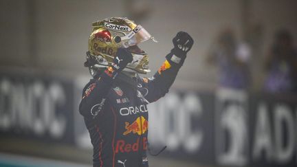 Max Verstappen célèbre sa victoire lors du GP d'Abu Dhabi, le 20 novembre 2022. (AFP)