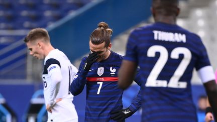 Antoine Griezmann réagit après avoir manqué une occasion de but lors du match amical de football entre la France et la Finlande au Stade de France à Saint-Denis, le 11 novembre 2020. (FRANCK FIFE / AFP)