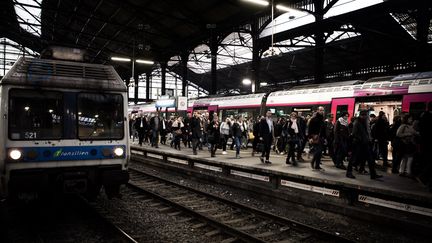 Des usagers sur un quai de la gare Saint-Lazare, le 9 avril 2018. (PHILIPPE LOPEZ / AFP)