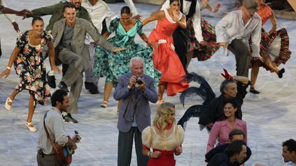 Les célébrités se sont bousculées sur la pelouse lors de la cérémonie d'ouverture, mettant à l'honneur la France traditionnelle, avec le chanteur Vianney, le photographe Yann Arthus-Bertrand, le mannequin Adriana Karembeu, la danseuse étoile Alice Renavand ou encore le comédien Philippe Lacheau. (THOMAS SAMSON / AFP)