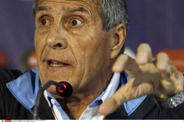 Le sélectionneur uruguayen Oscar Tabarez lors d'une conférence de presse le 23 juin 2015 à Santiago du Chili. (LUIS HIDALGO/AP/SIPA / AP)