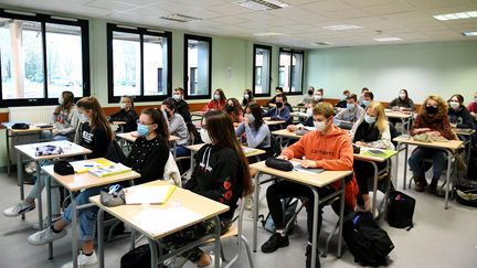 Une classe du lycée des Sardières à Bourg-en-Bresse (illustration, le 25 novembre 2020). (CATHERINE AULAZ / MAXPPP)