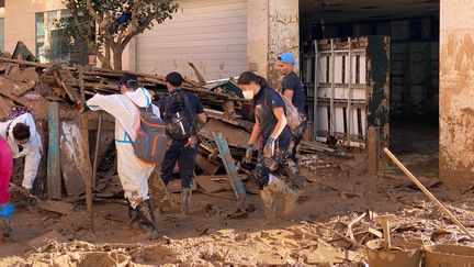 A Cattaroja, deux semaines après les inondations meurtrières de fin octobre 2024, l'eau et la boue sont encore partout. (BORIS LOUMAGNE / FRANCEINFO / RADIO FRANCE)