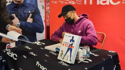 Kylian Mbappé en dédicace de son livre à Paris, le 2 décembre 2021. (ALEXANDRE VAU / RADIO FRANCE)