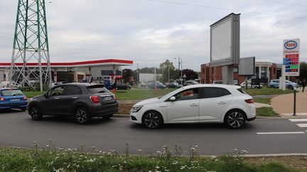 File d'attente devant une station-service Esso à Lille (Nord).&nbsp; (François Cortade Radio France)