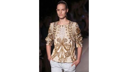 Olivier Rousteing, qui succède à Decarnin, a présenté une collection Balmain brillant de mille cristaux et broderies d&#039;or dans une continuité pour la marque française. Inspiré par l&#039;androgynie des &quot;costumes de lumière&quot; des toréadors et le Grand Ouest US, c&#039;est un esprit à la fois couture et rock &#039;n roll.
 (AFP. P.Verdy)