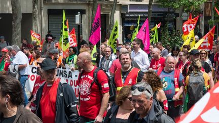 Une manifestation des syndicats&nbsp;CCN, CFDT, CGT, CGT RATP, CGT Cheminots, place d'Italie à Paris, le 6 avril 2019. (RICCARDO MILANI / HANS LUCAS)