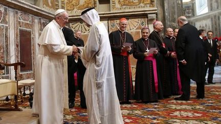 Le pape François au cours d'une audience avec le corps diplomatique au Vatican, le 22 mars 2013. Des représentants de l'Afghanistan et de l'Arabie Saoudite, pays avec lesquels le Saint-Siège n'entretient pas de relations diplomatiques, étaient présents. (AFP/TONY GENTILE)