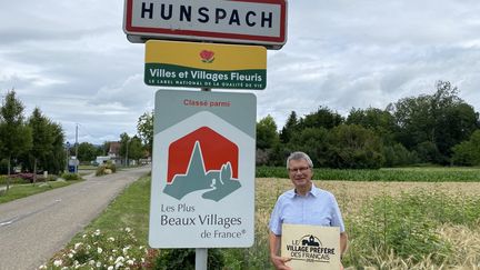 Hunspach, village préféré des français en 2020. Le trophée en compagnie de son maire Bertrand Whal. (MAXPPP)