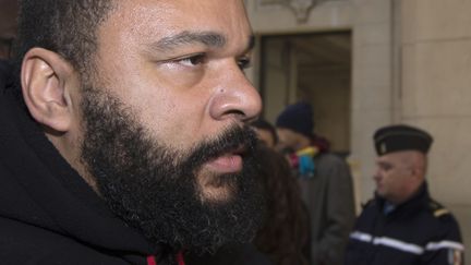 L'humoriste Dieudonn&eacute;&nbsp;au tribunal de Paris, le 13 d&eacute;cembre 2013. (JOEL SAGET / AFP)