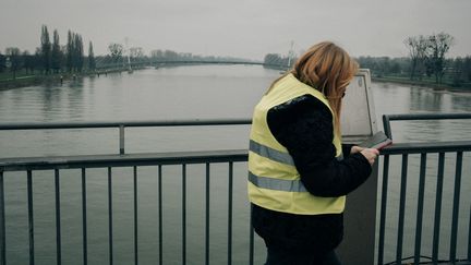 Une femme "gilet jaune" traverse le Rhin à Strasbourg (Bas-Rhin), le 29 décembre 2018. (MATHIAS ZWICK / HANS LUCAS / AFP)