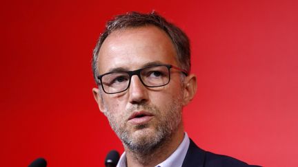 Emmanuel Grégoire, lors d'une conférence de presse à Paris, le 27 août 2017. (PATRICK KOVARIK / AFP)