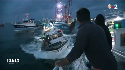 VIDEO. Au cœur de la bataille navale pour la coquille Saint-Jacques, le petit chalutier français "Sachal'éo" a bien failli couler