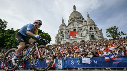 Lotte Kopecky devant le Sacré Coeur, lors de la course en ligne olympique féminine, le 4 août 2024, à Paris. (MAURO PIMENTEL / AFP)