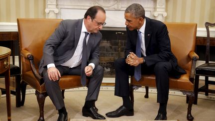 François Hollande discute avec Barack Obama lors d'une rencontre à Washington (Etats-Unis), le 24 novembre 2015. (CARLOS BARRIA / REUTERS)