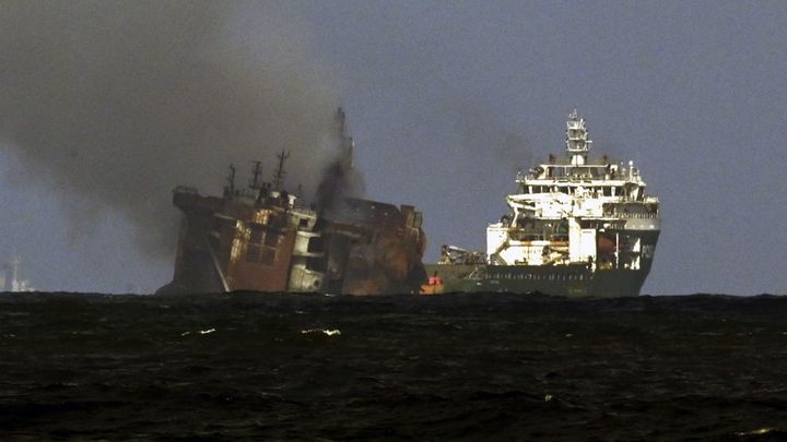 Un remorqueur de la société de sauvetage néerlandaise Smit tente d'éloigner le cargo&nbsp;"MV X-Press Pearl" des côtes sri-lankaises, le 2 juin 2021. (ISHARA S. KODIKARA / AFP)