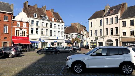 Le centre-ville d'Hesdin, dans le Pas-de-Calais. (EMMANUEL BOUIN / RADIO FRANCE)