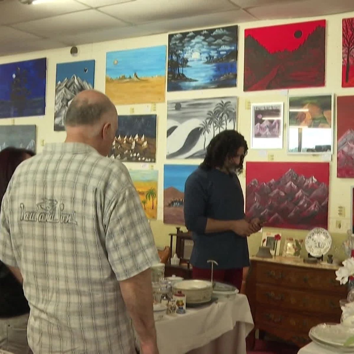 Normandie : 16 toiles peintes par Omar Ben Laden seront mises en vente à la  Brocante Arielle de Le Teilleul, entre Orne et Manche